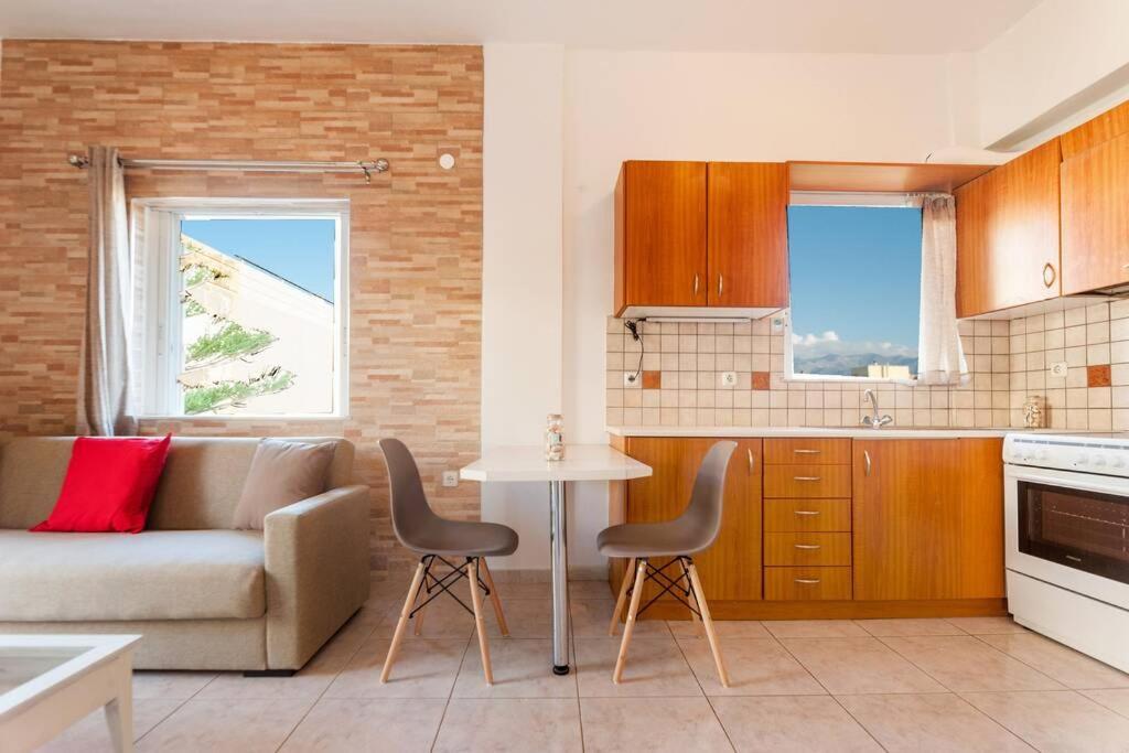 Jenny'S Flat Near The Sea Apartment Galatas  ภายนอก รูปภาพ